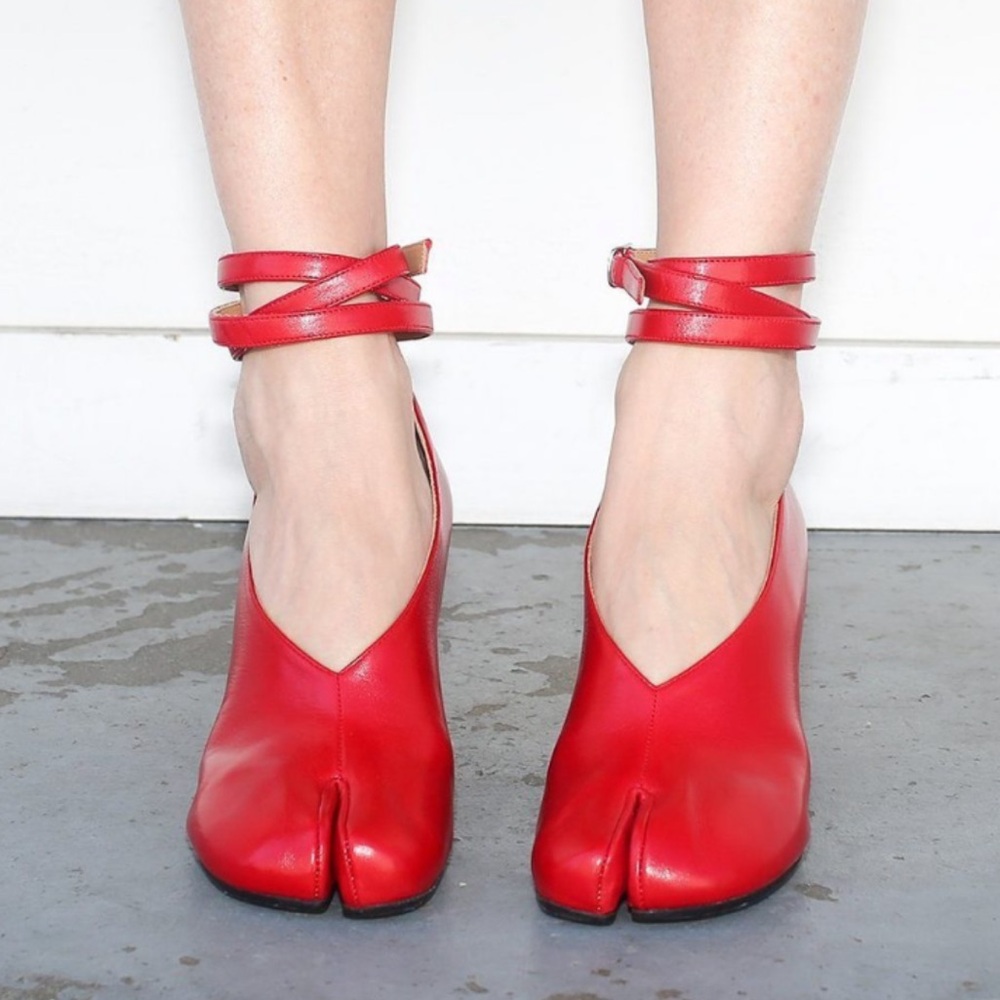 DO NOT BUY! Looking for Margiela red tabi heels in size 38, 7- 7.5 ISO